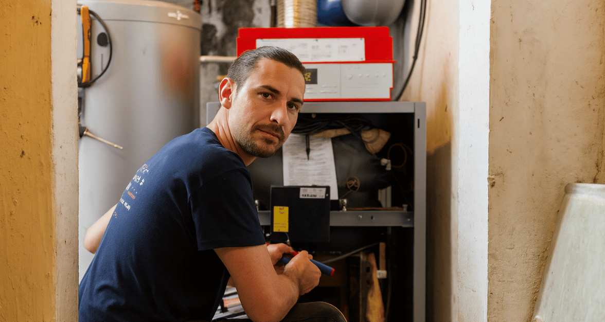 Technicien effectuant l'entretien d'une chaudière
